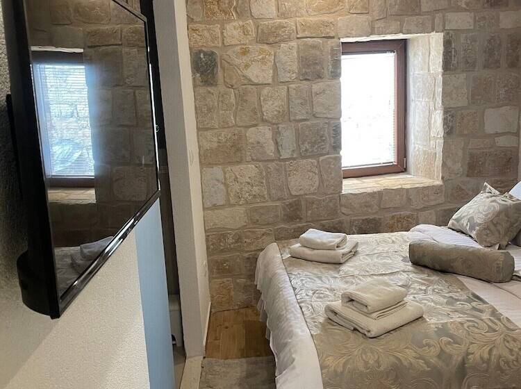 بنسيون Castle Inn