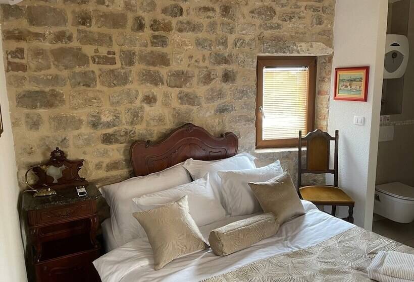 بنسيون Castle Inn