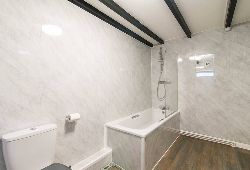 پانسیون Excellent 3 Bed House   Close To Airport