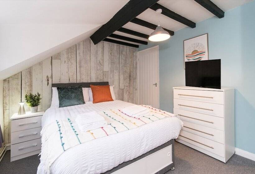پانسیون Excellent 3 Bed House   Close To Airport