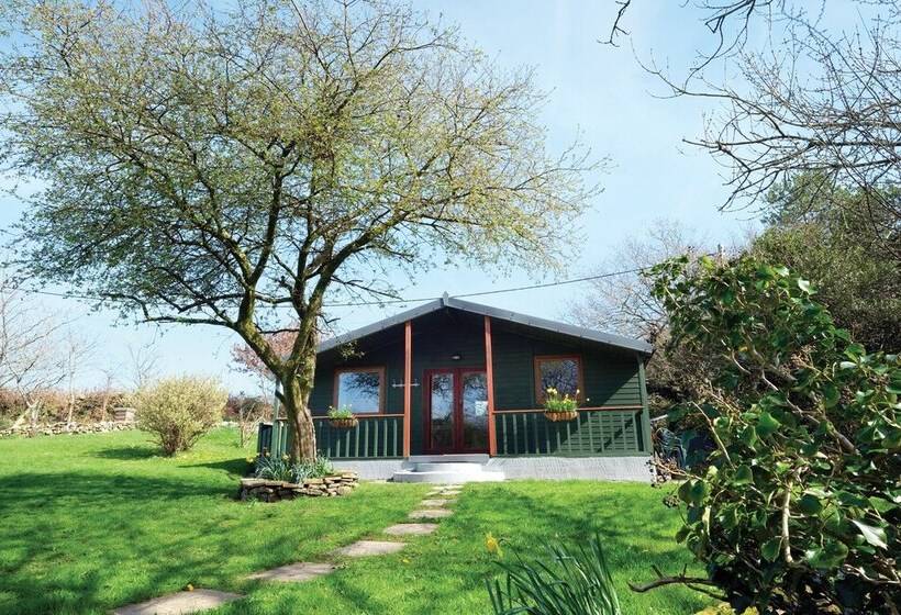 Merlins Cabin   2 Bed   Blaen Cedi Farm