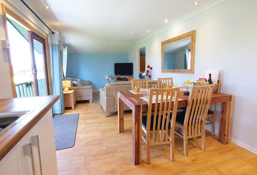 Merlins Cabin   2 Bed   Blaen Cedi Farm