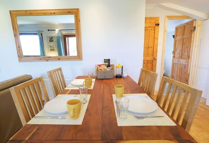 Merlins Cabin   2 Bed   Blaen Cedi Farm