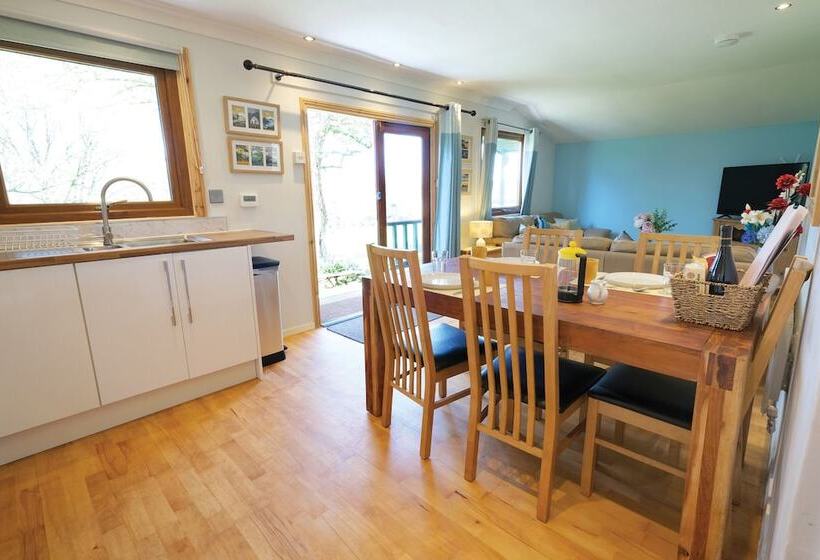 Merlins Cabin   2 Bed   Blaen Cedi Farm