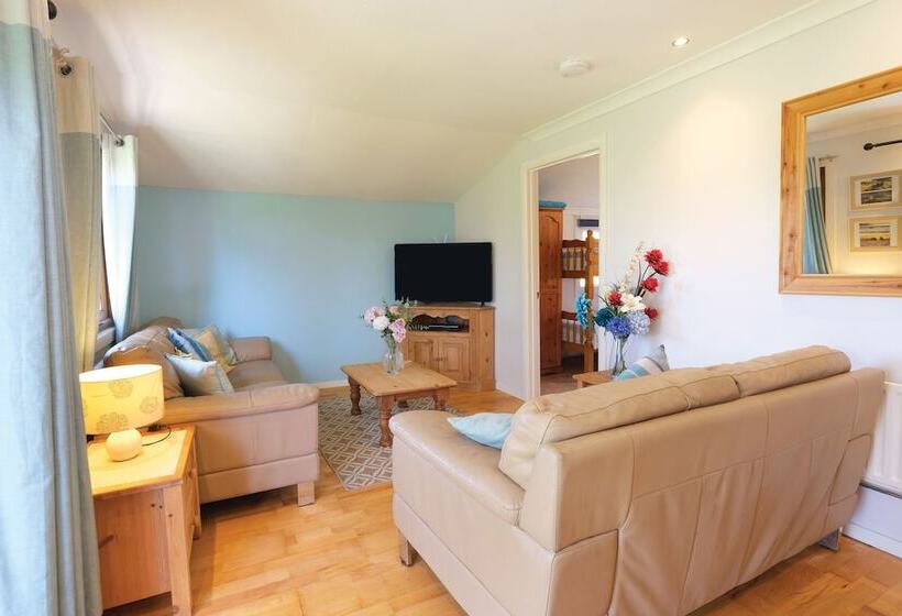 Merlins Cabin   2 Bed   Blaen Cedi Farm