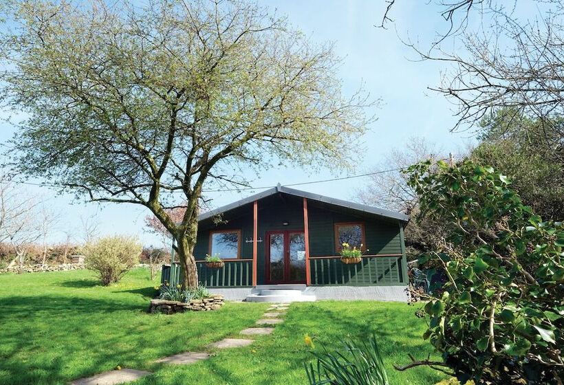 Merlins Cabin   2 Bed   Blaen Cedi Farm