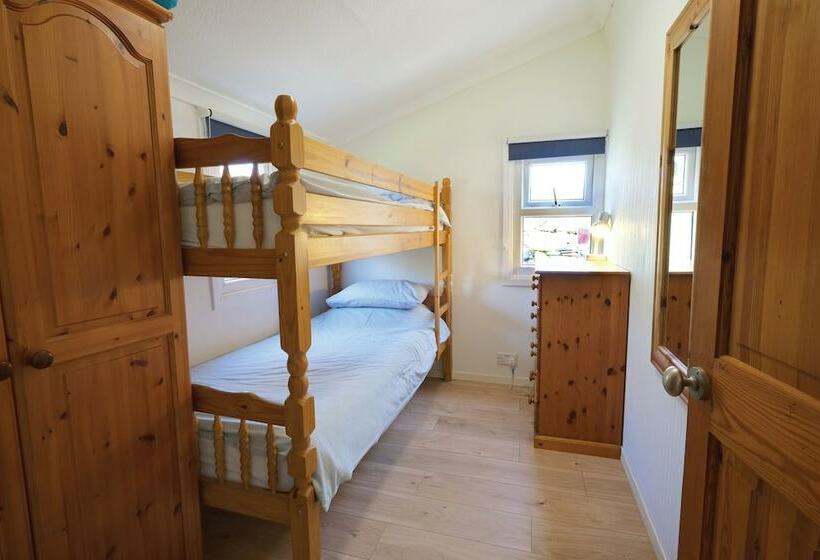 Merlins Cabin   2 Bed   Blaen Cedi Farm