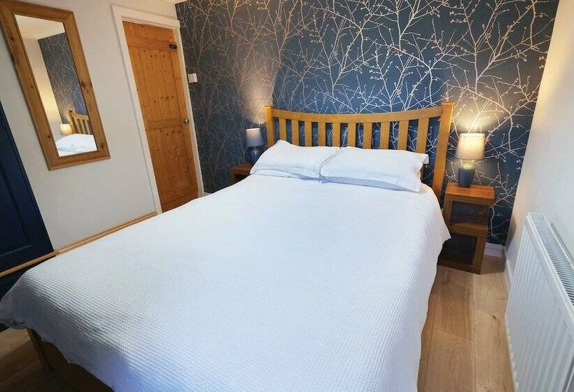 Merlins Cabin   2 Bed   Blaen Cedi Farm