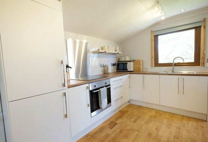 Merlins Cabin   2 Bed   Blaen Cedi Farm