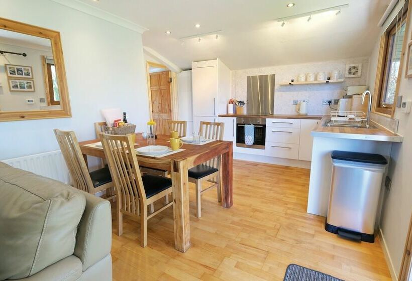 Merlins Cabin   2 Bed   Blaen Cedi Farm