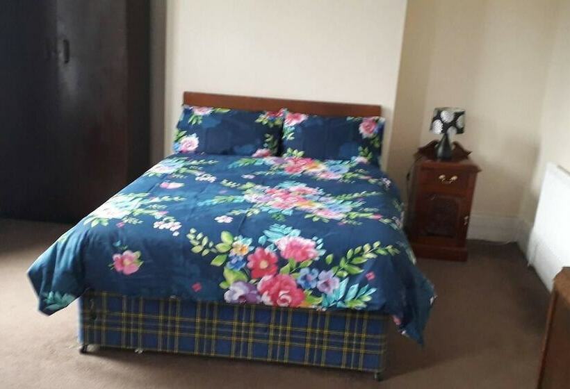 اقامتگاه Grand 4 Bed Quasi Semi House In Manchester