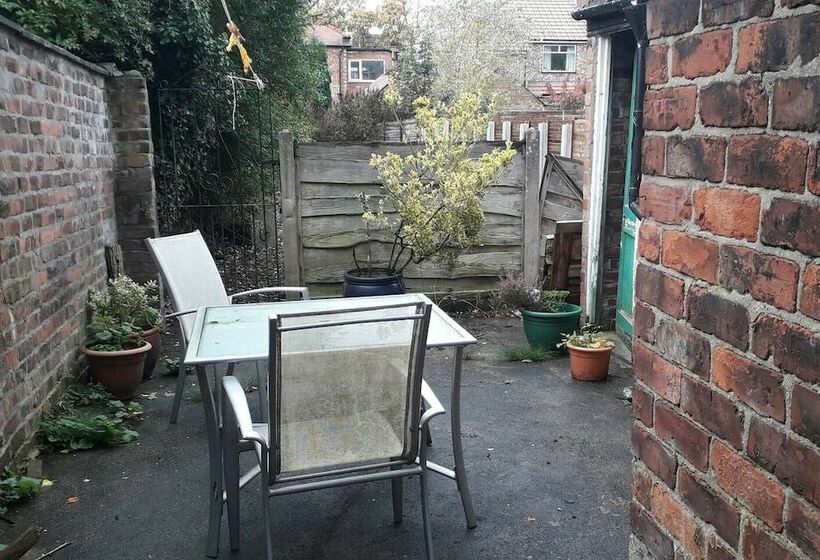 اقامتگاه Grand 4 Bed Quasi Semi House In Manchester