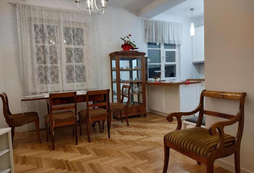 Comfortable Old Town Apartment