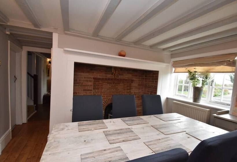 Rose Mullion Cottage