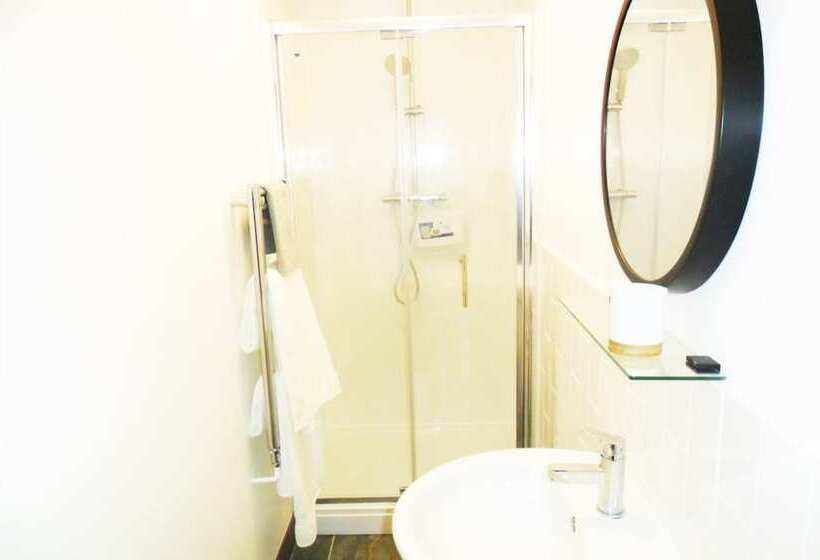 تختخواب و صبحانه White Stag Lodge
