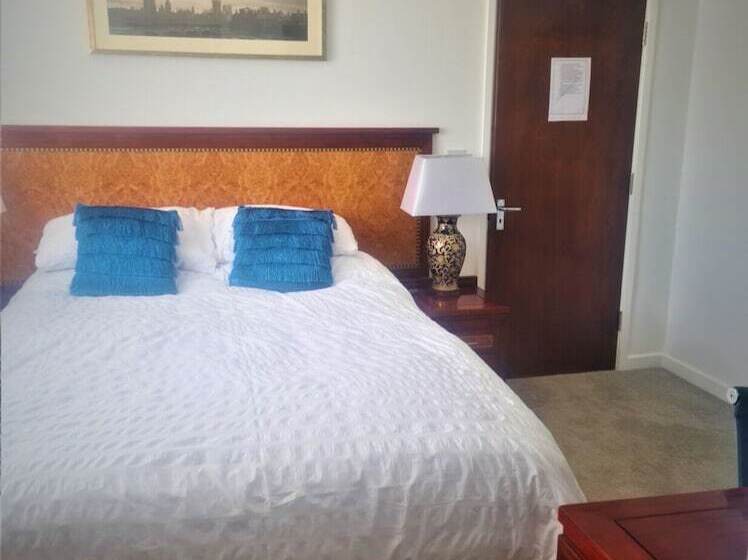 تختخواب و صبحانه White Stag Lodge