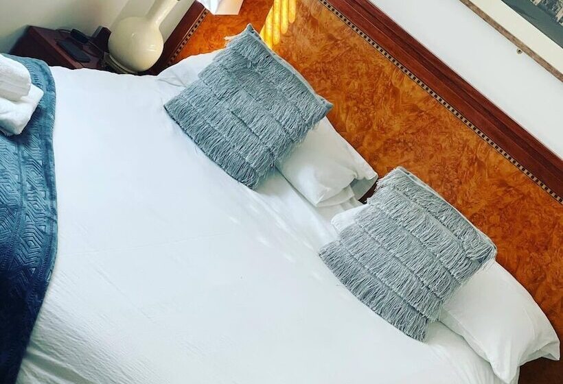 تختخواب و صبحانه White Stag Lodge