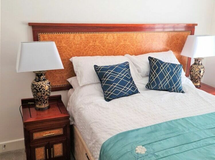 تختخواب و صبحانه White Stag Lodge