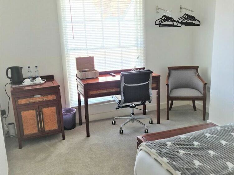 تختخواب و صبحانه White Stag Lodge
