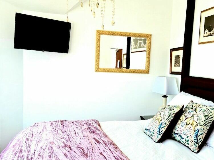 تختخواب و صبحانه White Stag Lodge
