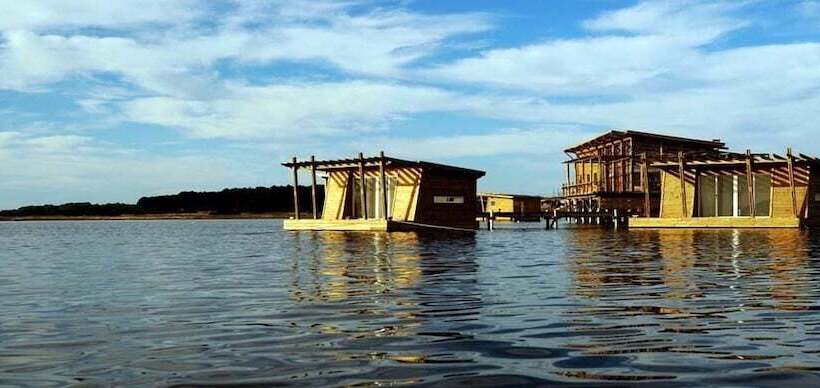 هتل Laguna Garzon Lodge