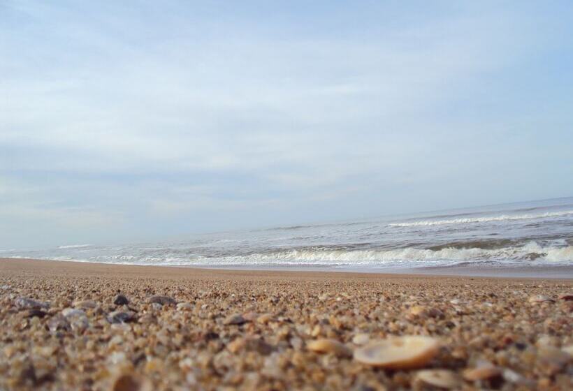 هتل Laguna Garzon Lodge