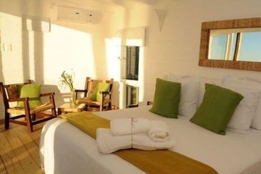 هتل Laguna Garzon Lodge