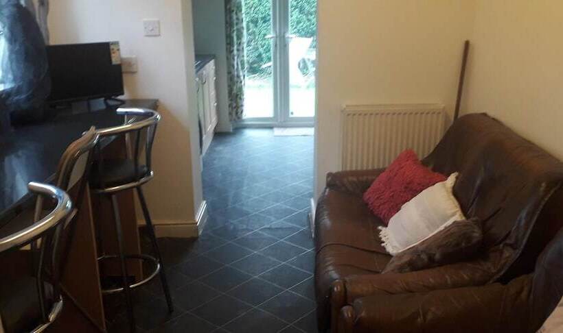 اقامتگاه Homely 3 Bed House In Manchester