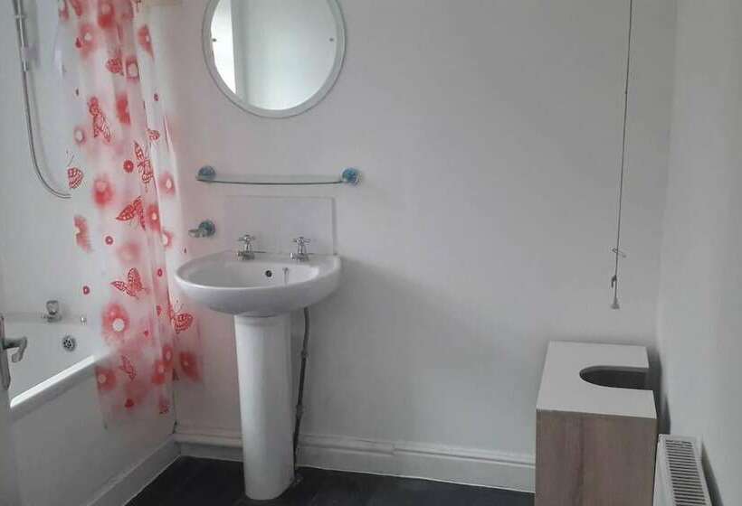 اقامتگاه Homely 4 Bed House In Manchester