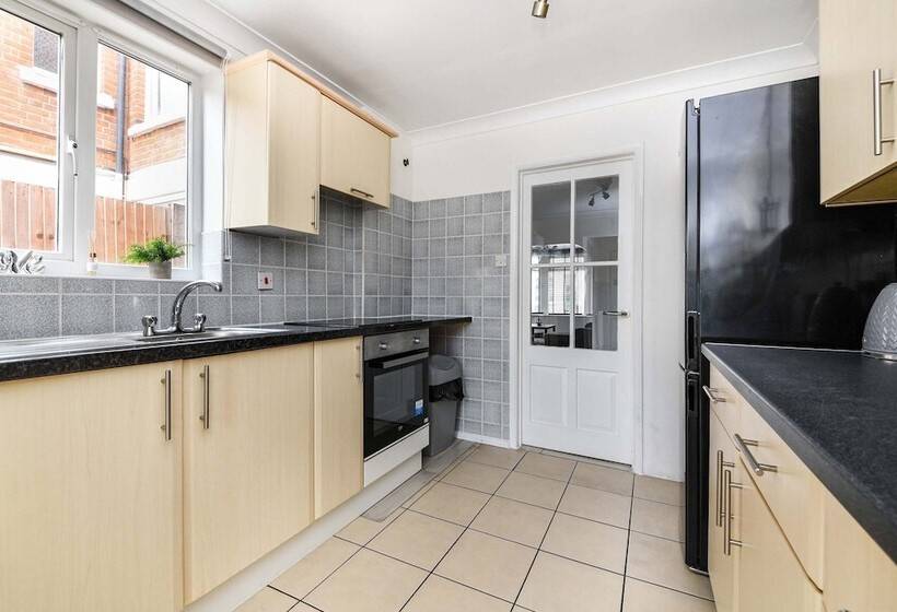 اقامتگاه 4br 10guests Parking Garden