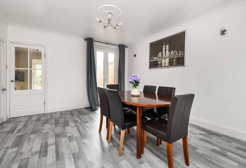 اقامتگاه 4br 10guests Parking Garden