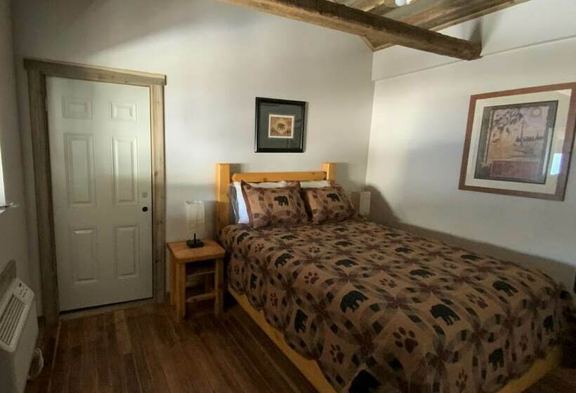 هتل Island Park Lodge