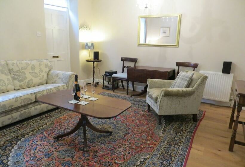 Evelyn Cottage, Charming Cottage Tucked Away