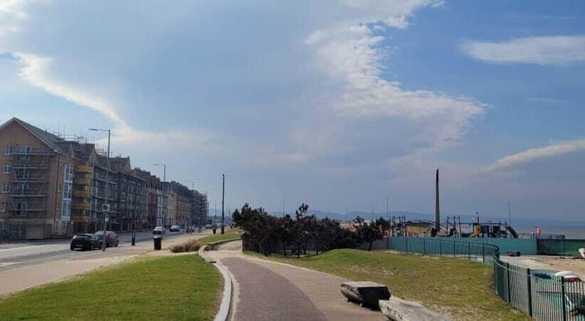 هتل Family Friendly 2 Bed Caravan In Rhyl, North Wales