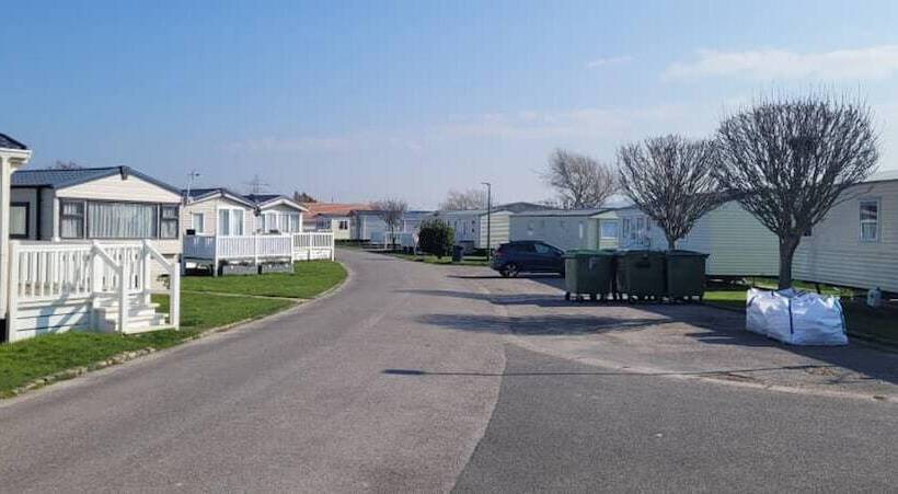 هتل Cosy Caravan In Rhyl North Wales