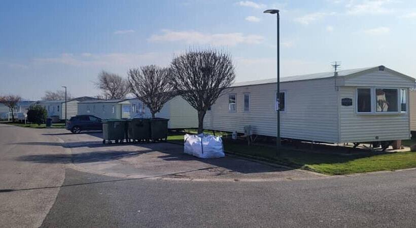 هتل Cosy Caravan In Rhyl North Wales