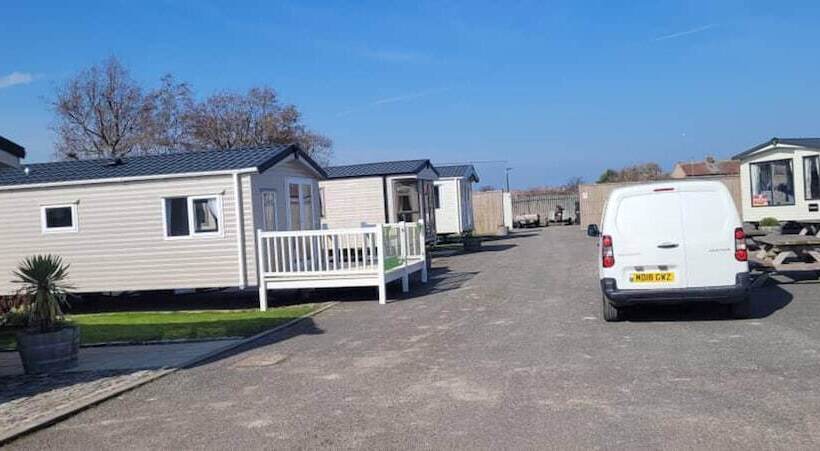 هتل Cosy Caravan In Rhyl North Wales