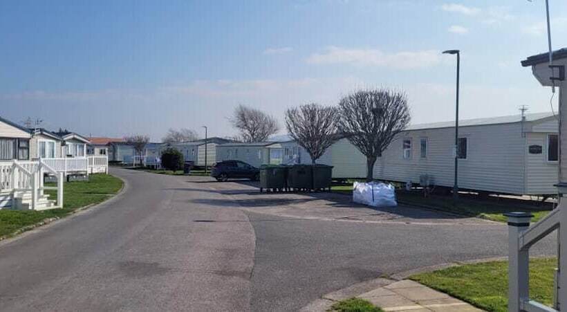 هتل Cosy Caravan In Rhyl North Wales