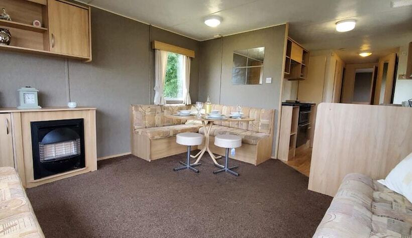 هتل Cosy Caravan In Rhyl North Wales