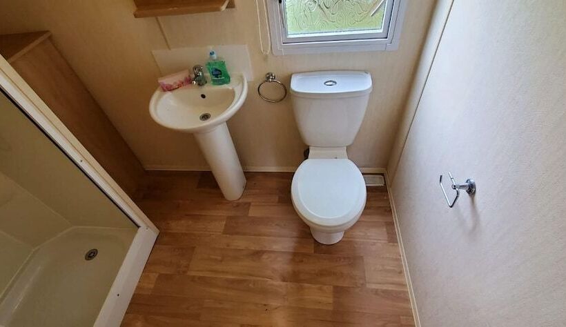 هتل Family Friendly 2 Bed Caravan In Rhyl, North Wales