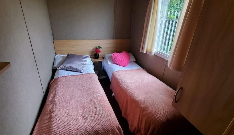 هتل Family Friendly 2 Bed Caravan In Rhyl, North Wales