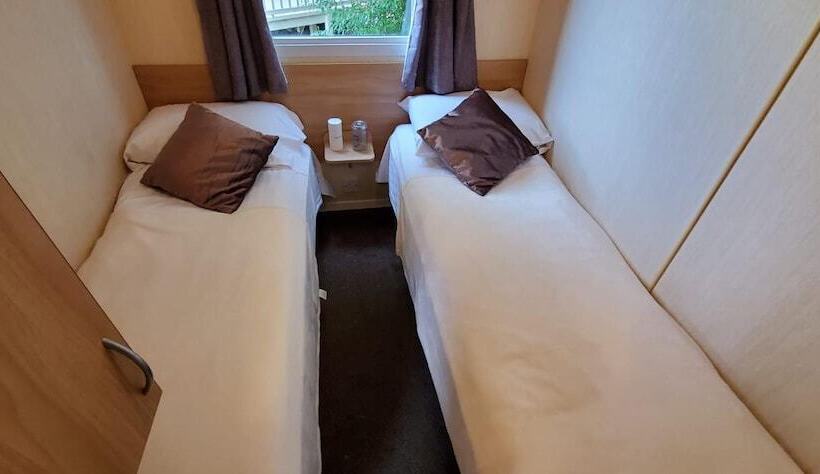 هتل Family Friendly 2 Bed Caravan In Rhyl, North Wales