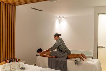 هتل Cresanto Luxury Suites