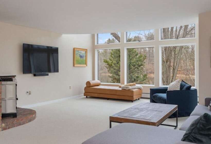 پانسیون River House In The Heart Of Middlebury