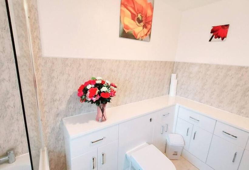 إقامة Garfield Villa Beautiful 4 Bed House In Gillingham