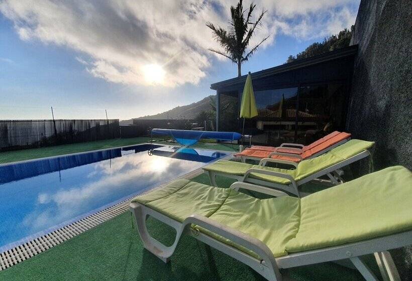 اقامتگاه Ocean View Villa With Private Outdoor Heated Pool