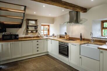 اقامتگاه Beautiful Secluded 2 Bed Barn With Woodfire Hottub