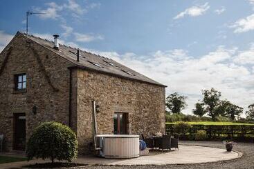 اقامتگاه Beautiful Secluded 2 Bed Barn With Woodfire Hottub