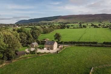 اقامتگاه Beautiful Secluded 2 Bed Barn With Woodfire Hottub