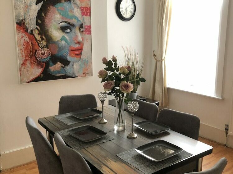 住所  Lovely 3bed House In Gillingham